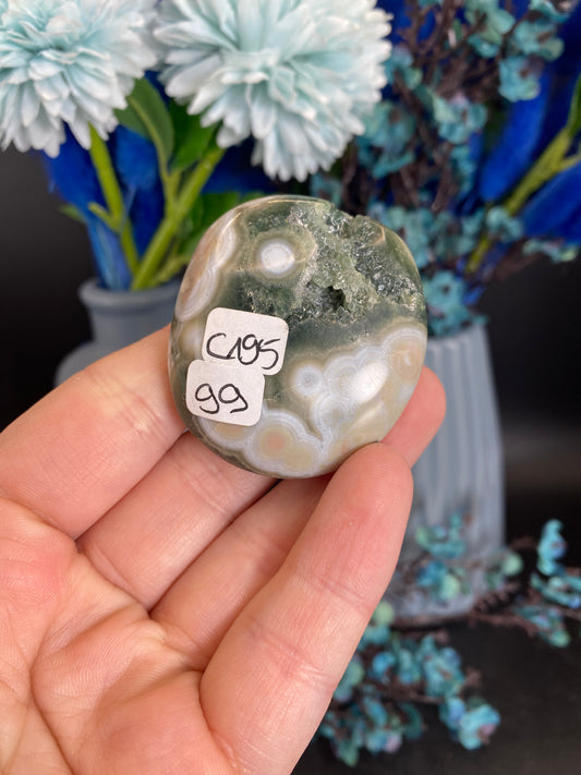 Handstein aus Ozeanjaspis (achte Vene)