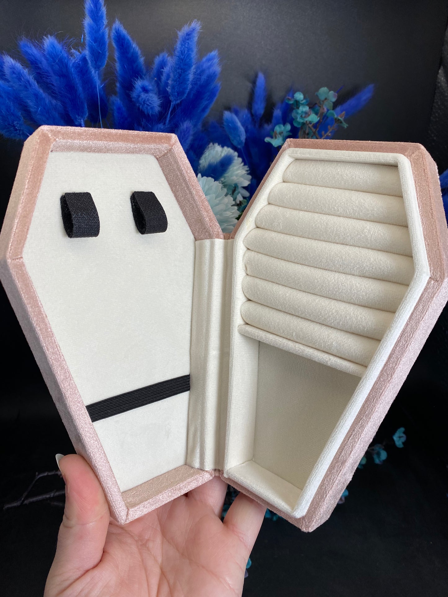 Schmuckaufbewahrung in Sargform, peach