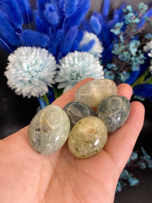 Prehnit mit Epidot Trommelstein