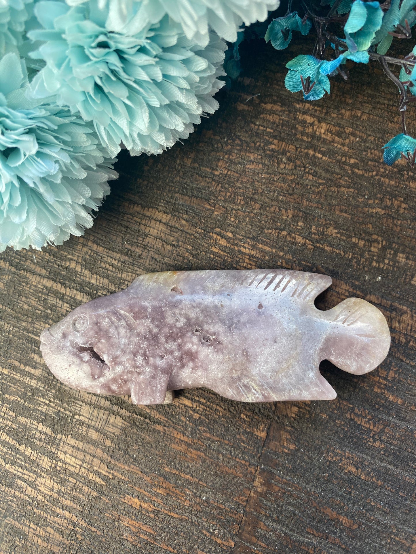 "Pink Amethyst" (Handelsname) Fisch mit Druse